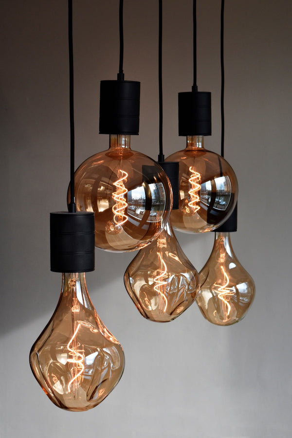 Sfeerafbeelding van gouden smart LEDlampen boven eettafel