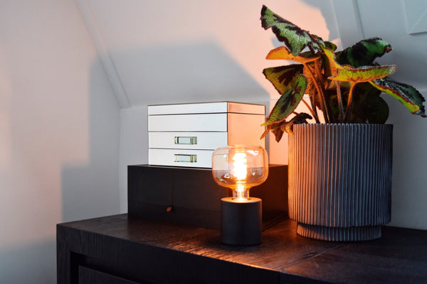 Afbeelding van tafelarmatuur rond zwart met LED lamp